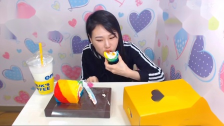 【大胃卡妹】品尝彩虹毛巾蛋糕卷（早期视频）