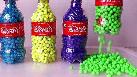 益智早教动画：可乐瓶子里变出彩色小球球和卡通人物学习颜色