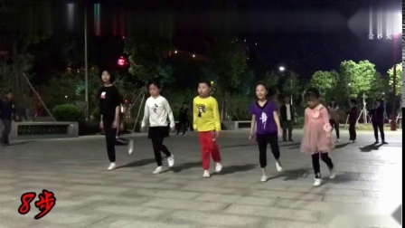 5小孩广场上跳《8步鬼步舞》，观众都说跳得比大人好看，你说呢