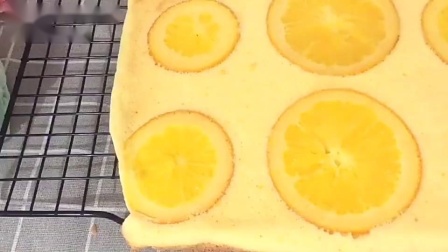 香橙蛋糕卷，喜欢奶油的亲们可以加奶油，意想不到的好吃，香香的