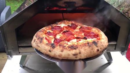 美食分享大厨在披萨烤箱中烹饪意大利辣香肠披萨