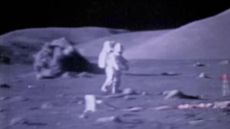 在月球上行走的宇航员原来是这样的状态，真实的月球登陆片段