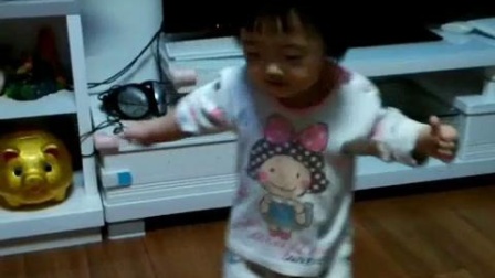 悦悦成长视频：二十二个月的宝宝跳舞了！