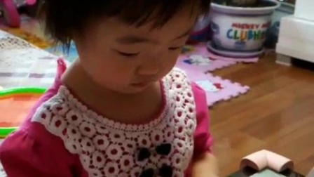 悦悦成长视频：二十二个月的宝贝能帮奶奶扒蒜了