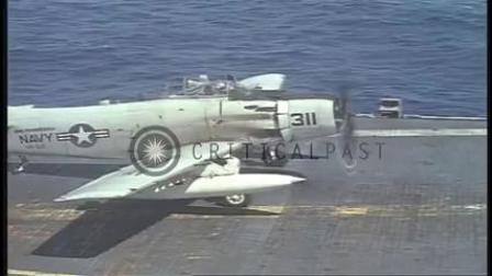 美国海军道格拉斯A-1H天袭者舰载螺旋桨攻击机与C-1A舰载运输机在埃塞克斯级航母降落