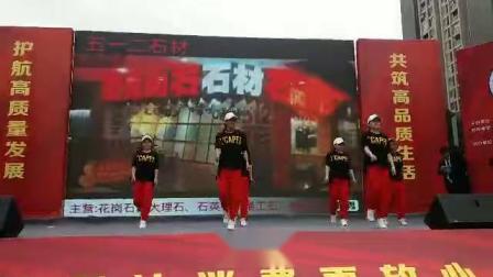 九龙广场青春活力舞蹈团队，鬼步舞《中国美草原美》綦江云盘山广场演出3，15活动，编舞叶茂芬。
