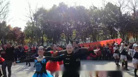 2019年4月7日朱丽萍和她的弟子在无锡锡惠公园表演三步踩（2019年兵兵三步踩）