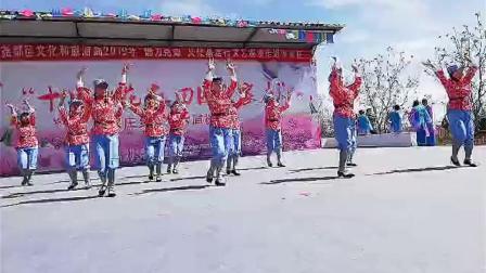 金凤凰文工团表演的大型红歌舞蹈《忆征程》