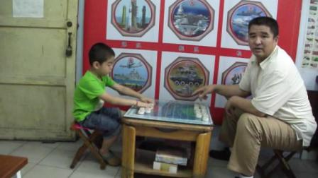 张家来问北京儿童 为何学国际军棋