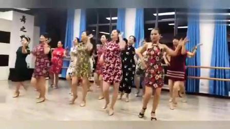 旗袍秀：旗袍舞蹈，这些跳舞的阿姨们真漂亮，衣服也好看！