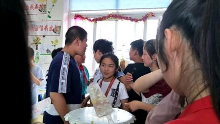 杨东小学五年级(2)班庆六一活动&mdash;&mdash;切蛋糕