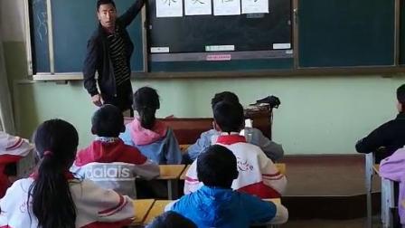 昂仁县小学五年级语文老师贡嘎在用淄博市第八批援藏工作组资助的智能电子白板上课
