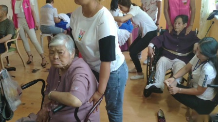 20190703-114246农一师阿拉尔市再就业技工学校免费培训班看望银龄养老院的老人们。