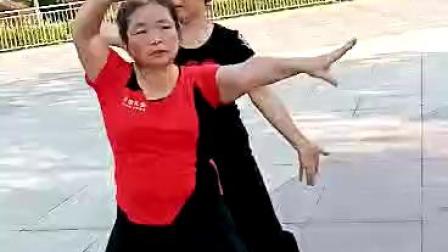 重庆万州五桥莲花公园交谊舞，2019年7同28日上午两位老大姐跳的休闲伦巴绽放（在那东山顶上云飞）