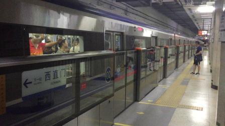 北京地铁2号线内环列车出车公庄站