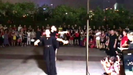 深圳中心广场王淑银老师携小王子们共舞银色水舞第三套（一拖二）