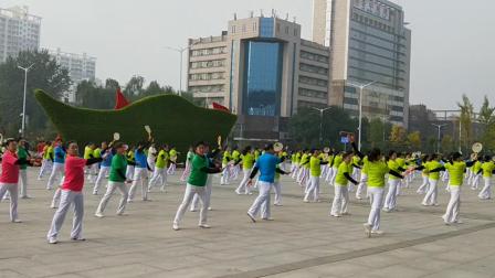 晋中庆祝建国70周年体育项目大联动200余人的柔力球《小苹果》