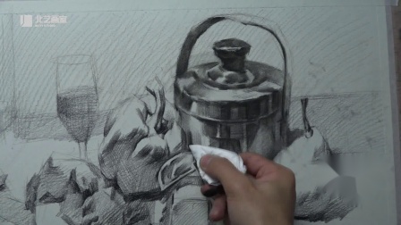 武汉画室高考美术培训，素描静物（不锈钢壶、蔬果组合)画法的讲解示范