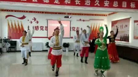 舞之韵舞蹈队2019.11.22日在塔城市哈尔墩社区参加“民族团结一家亲”活动中表演的维族舞组合