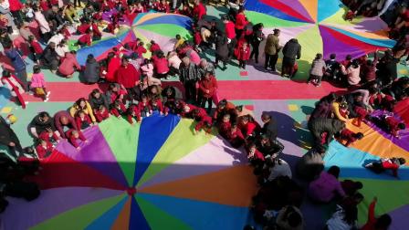 汶龙镇中心幼儿园：彩虹伞游戏
