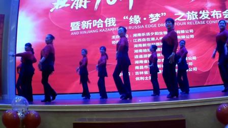 舞蹈《我爱你中国》表演 银龄美俱乐部水兵舞队