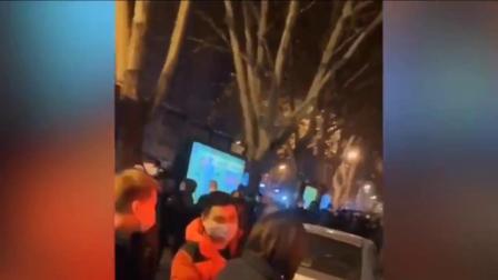 市民深夜排百米长队抢购双黄连：买药排队最长的一次