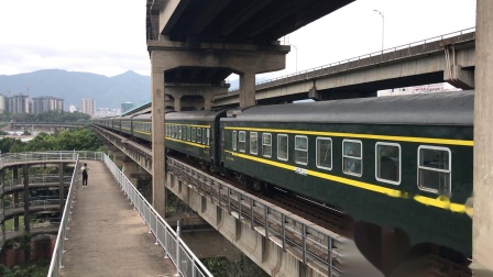 (广茂线火车视频)DF4B 2668牵引K837通过