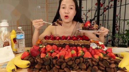 【越南吃播】荣阮吃巧克力草莓蛋糕 草莓 香蕉.mp4