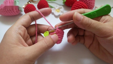 【92集】一串草莓（上）晓小惜钩针挂件玩偶毛线编织小清新手工DIY包包挂件装饰图解视频