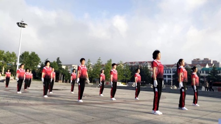 威海市温泉明珠健身队学习中国云朵王云系列第八套