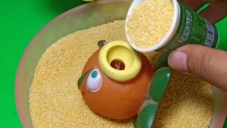 蘑菇大炮肚子饿想吃食物,小罐子装满了食物,喂给蘑菇大炮吃!