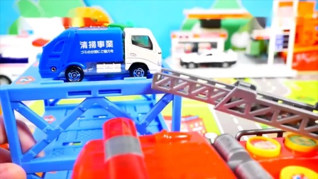 卡通玩具动画，面包超人汽车玩具视频，用积木搭建一辆云梯消防车