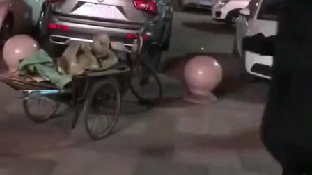 童年趣事:抱了两个小哥哥赶快乐滋滋地跑了!