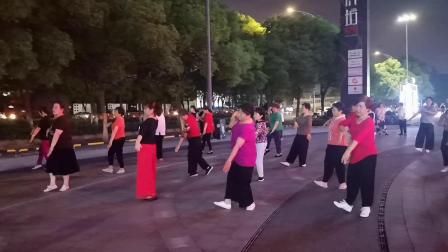 桂桂广场舞团队在跳广场舞