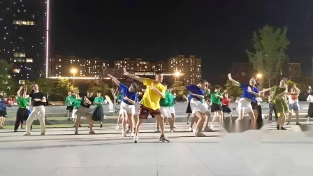 网红步子舞《借东风》，看城城团队跳起来特别有激情，你也喜欢吗？简单易学的广场舞作品适合不同年龄的舞友学习欣赏