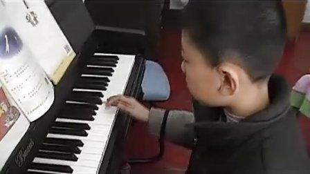 聪聪表演：钢琴《红星歌》_tan8.com
