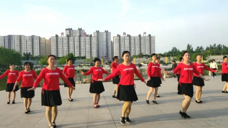 河北沧州女人花健身队，广场舞水兵舞《草原绿了》