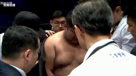 ROADFC敖日格乐遭对手重击踢裆无奈退赛 全程
