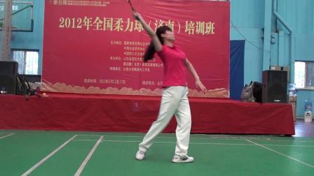 2012年全国柔力球培训班《济南》奥博隆教练刘红示范飞龙六套《敦煌》