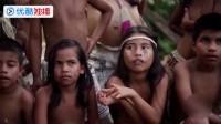 亚马逊原始部落，村民全亮为新生儿洗礼，摄像师尴尬不知道该拍哪