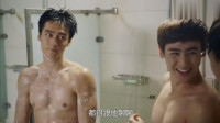 三个帅哥一起洗澡，互相打闹，身材太好了！
