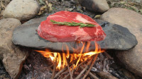 荒野美食篇：小伙烹饪石板烤肉，这是家里有矿吗顿顿吃肉