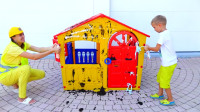 萌娃小可爱和妈妈一起把玩具小房子打扫的干干净净，小家伙真是棒棒哒！—萌娃：劳动最光荣！