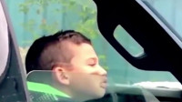 家庭幽默录像：外出遇到堵车一定要想办法打发时间，男孩教你车窗刷脸秒变表情帝