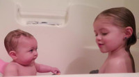 两姐妹一起洗澡，把妈妈给忙的手忙脚乱的