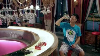 爱情公寓搞笑片段：曾小贤丢失工作和奖金，在酒吧买醉，不料酒吧变洗脚城？