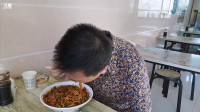 新疆特色美食-鸡肉炒米粉！根本停不下来！香辣可口！