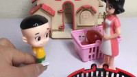围裙妈妈买菜回来了，大头儿子让妈妈休息自己去做了晚饭