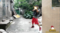 搞笑吃鸡：傻瓜队友套路妹子装备，不敢杀敌