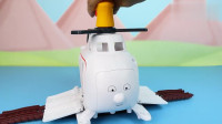 托马斯小火车的超级哈罗德飞机玩具开箱，还能与轨道相连！